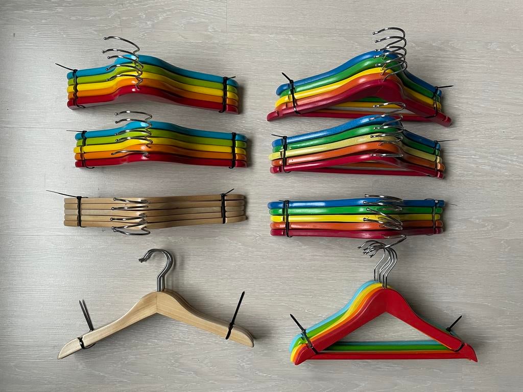 40x kleurige houten kinderkledinghangers (32cm breed), Kinderen en Baby's, Ophalen of Verzenden, Gebruikt
