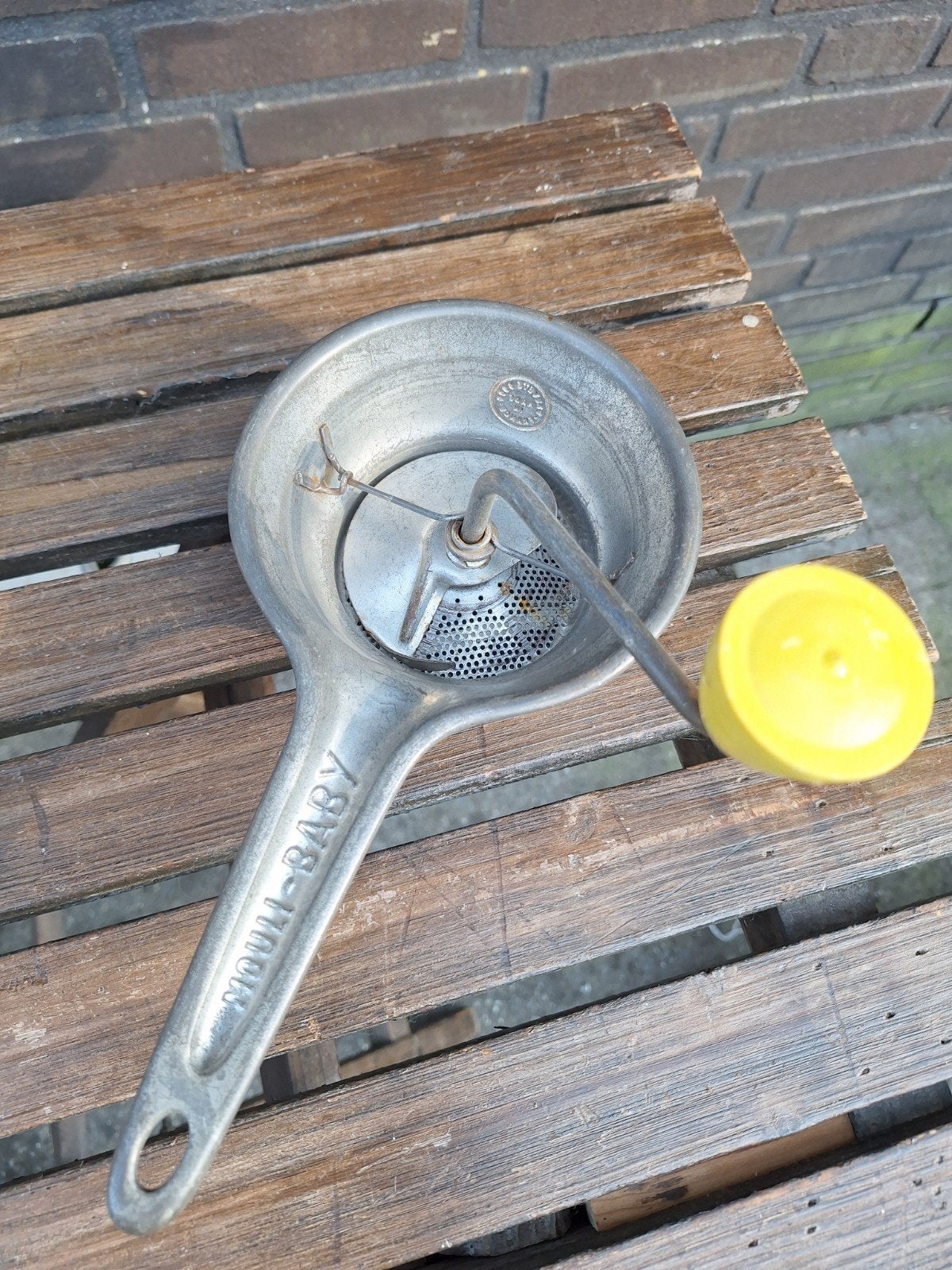 Vintage Mouli-Baby groentemolen met gele handgreep, Ophalen of Verzenden