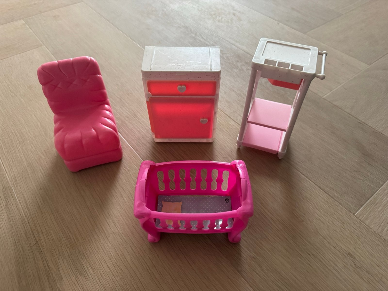 Poppenhuis meubels: stoel, kastje, wieg en commode, Ophalen of Verzenden, Gebruikt, Toebehoren