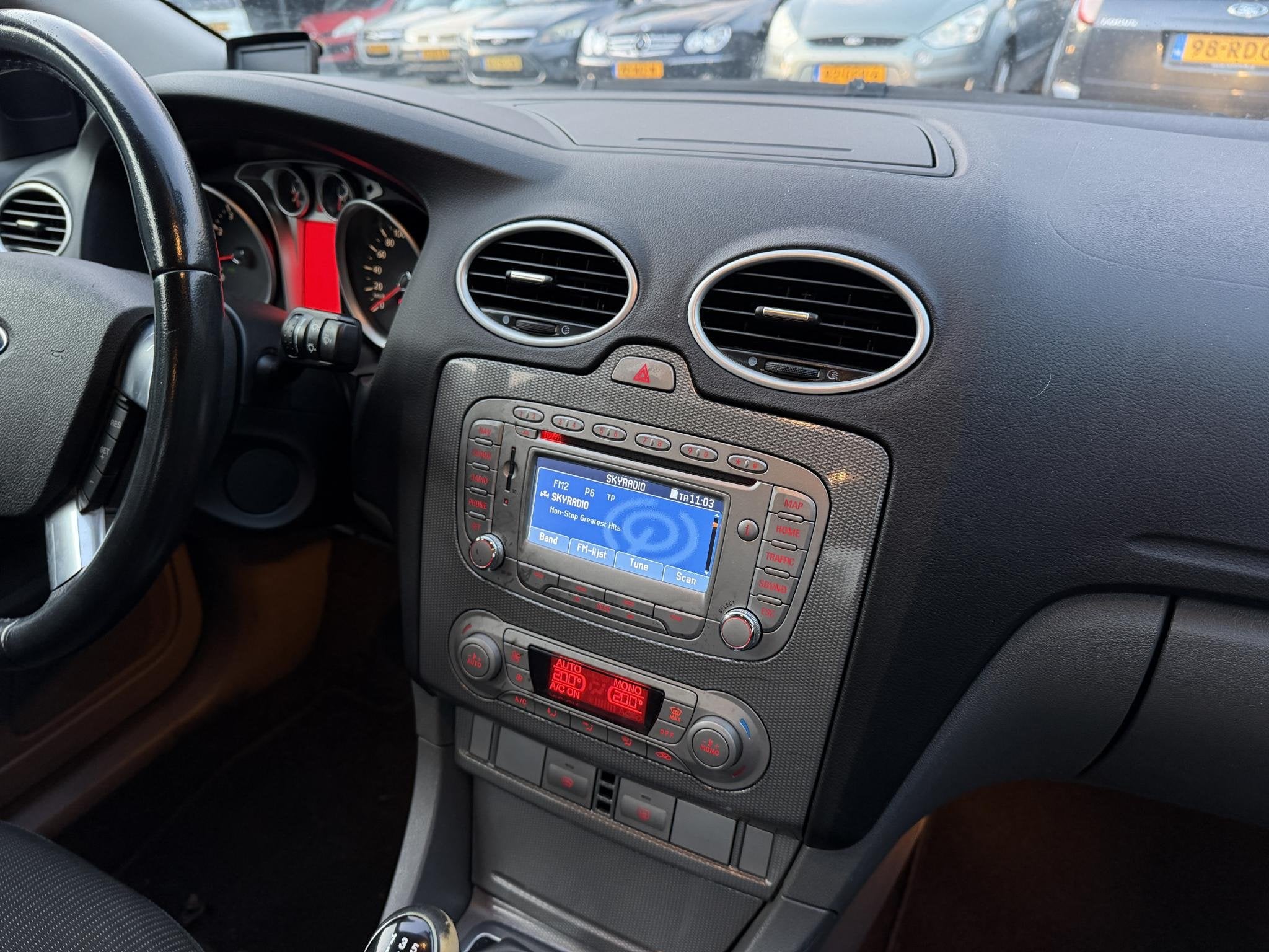 Foto 13 van Ford Focus 1.8 Titanium | Autom. Airco | Cruise Control | El