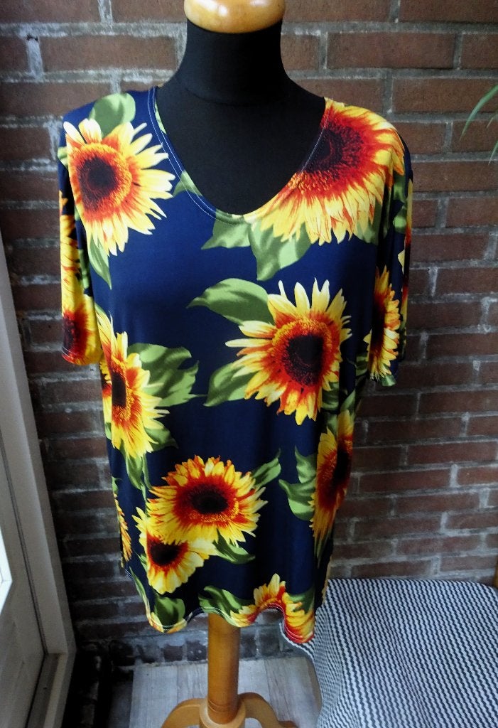Donker-blauw met gele zonnebloemen Magna shirtje maat 44/46, Maat 46/48 (XL) of groter, Magna, Korte mouw, Gedragen