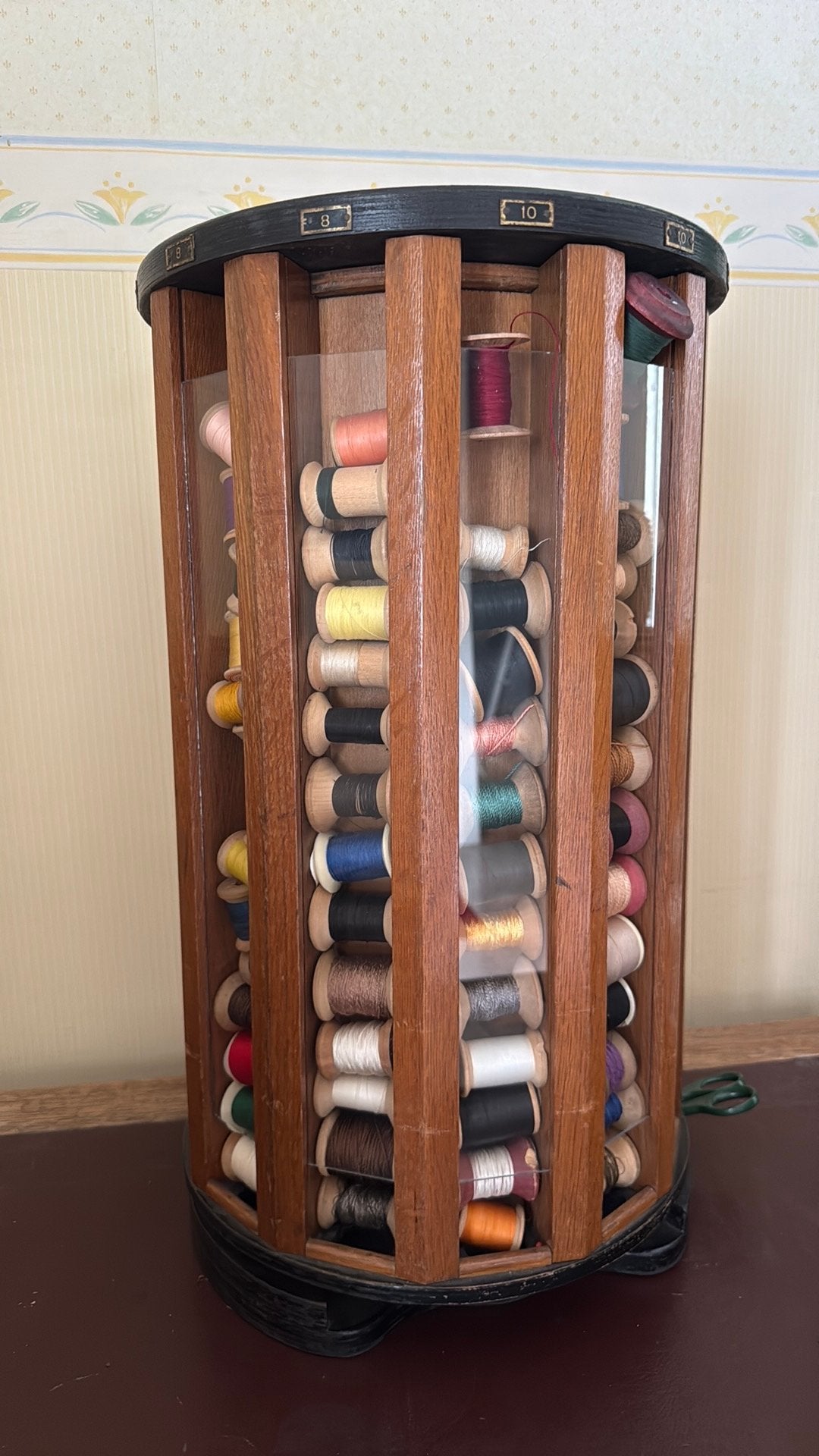 Antiek borduurgaren meubel, Ophalen