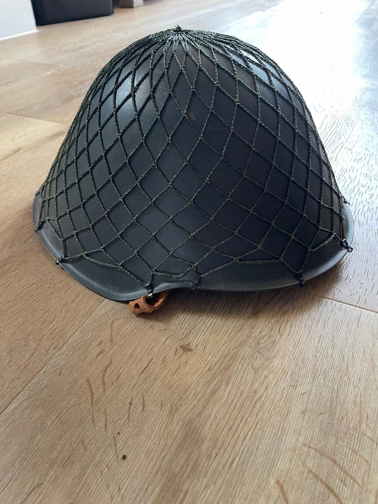 Stalen helm met net uit Oost-Duitsland, Ophalen of Verzenden, Landmacht, Duitsland, Helm of Baret