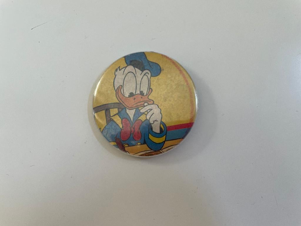 C132 Originele Button Donald Duck Jaren 80, Ophalen of Verzenden, Gebruikt, Figuurtje, Button
