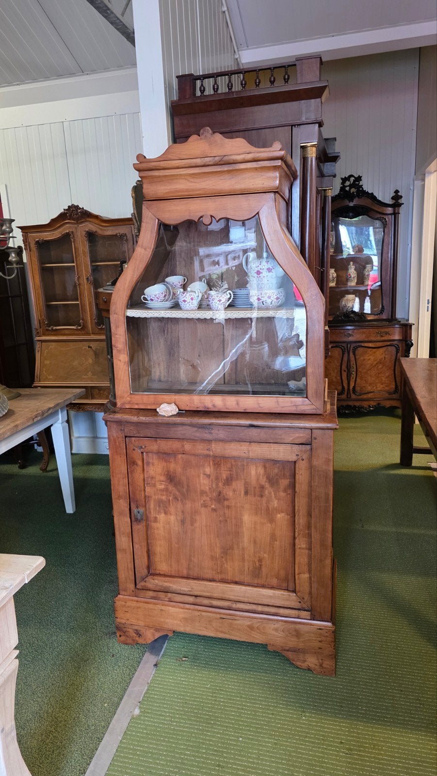 Franse antieke kersenhouten vitrinekast