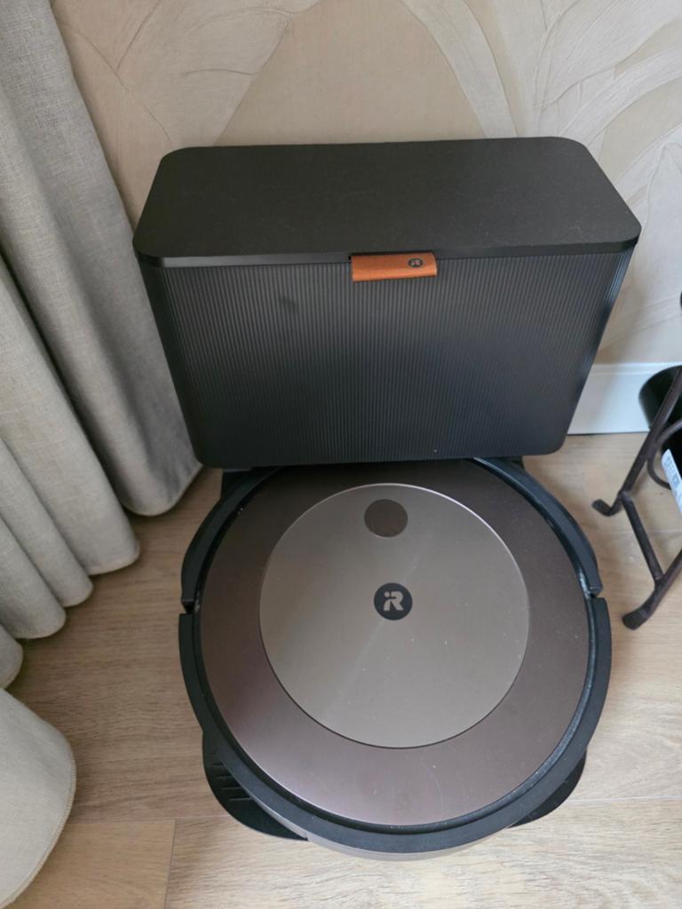Roomba j9+ robotstofzuiger + laafstation ZGAN, Ophalen of Verzenden, Zo goed als nieuw, Robotstofzuiger