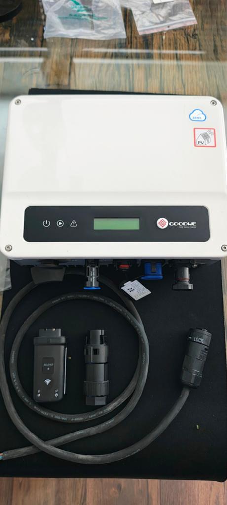 Goodwe GW1000XS omvormer + wifi module en garantie, Doe-het-zelf en Verbouw, Elektra en Kabels, Ophalen of Verzenden, Gebruikt
