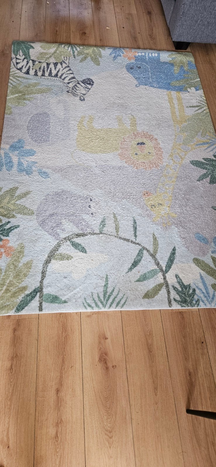 Gratis af te halen: Leuk vloerkleed met dierenprint, Gebruikt, 100 tot 150 cm, Ophalen of Verzenden, Dierenprint, Kinderkamer