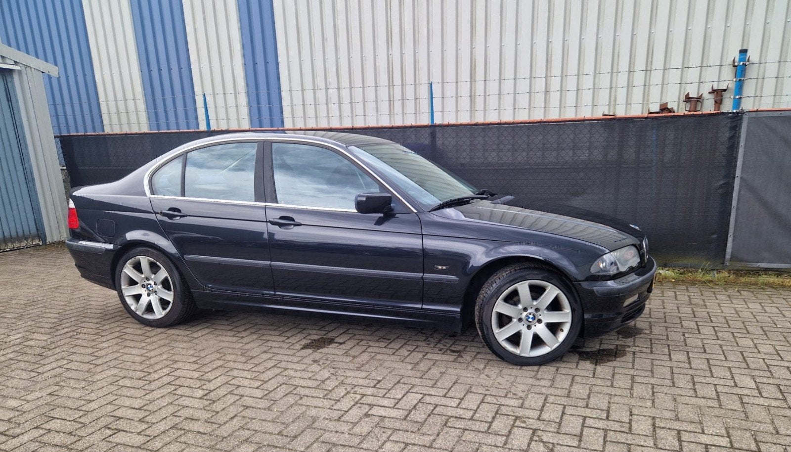 BMW 3-Serie 2.5 I 323 AUT 2000  met nieuwe apk bij aankoop, Auto's, BMW, Achterwielaandrijving, Zwart, 2494 cc, Zwart