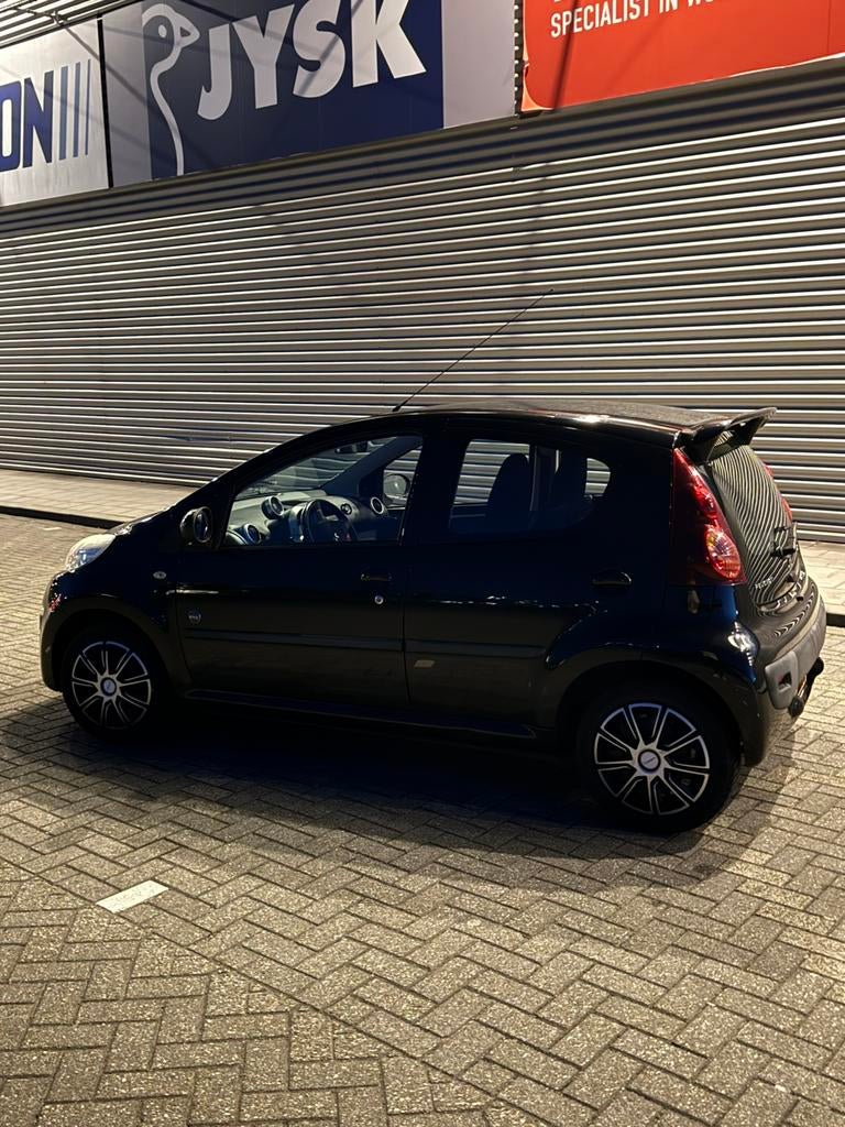 Peugeot 107 1.0 12V 5DR 2012 Zwart, Auto's, Euro 5, Zwart, 4 stoelen, Origineel Nederlands
