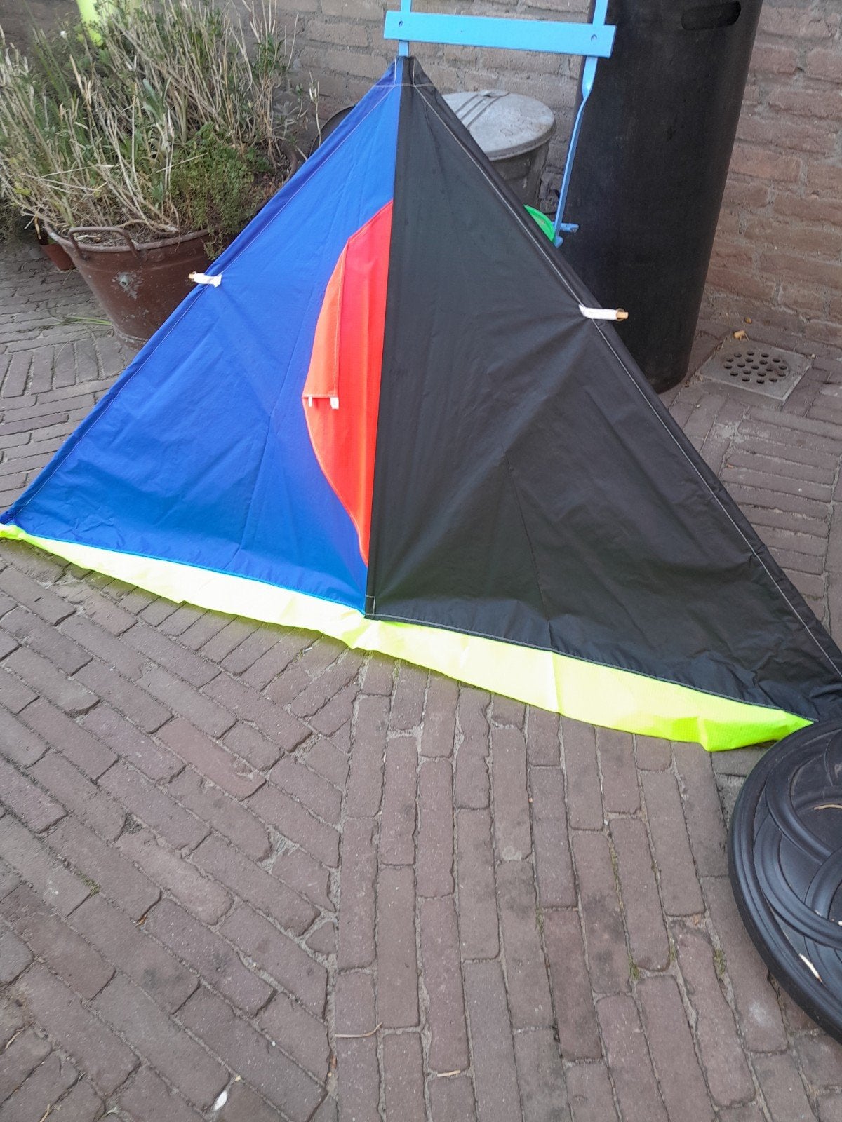 Vlieger, zwart, blauw met fleur groen strook, Ophalen