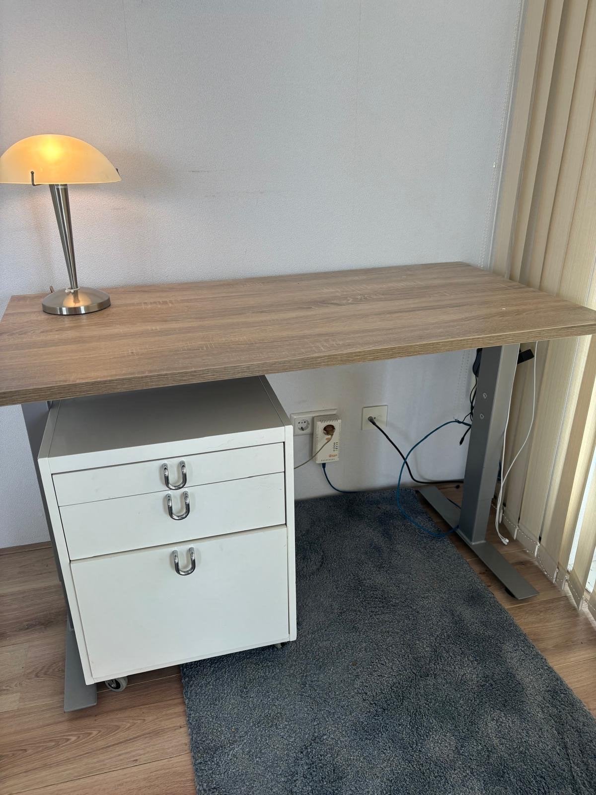 Bureau - Modern en functioneel, Ophalen, Zit-sta bureau, Hout, Zo goed als nieuw