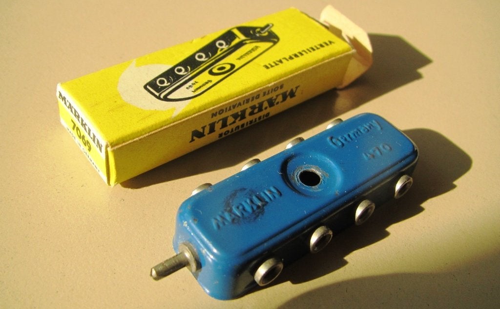Märklin 470 blauwe verdeelplaat 9 bussen 1-polig in OVP 1957, Transformator of Voeding, Gebruikt, Gelijkstroom of Wisselstroom