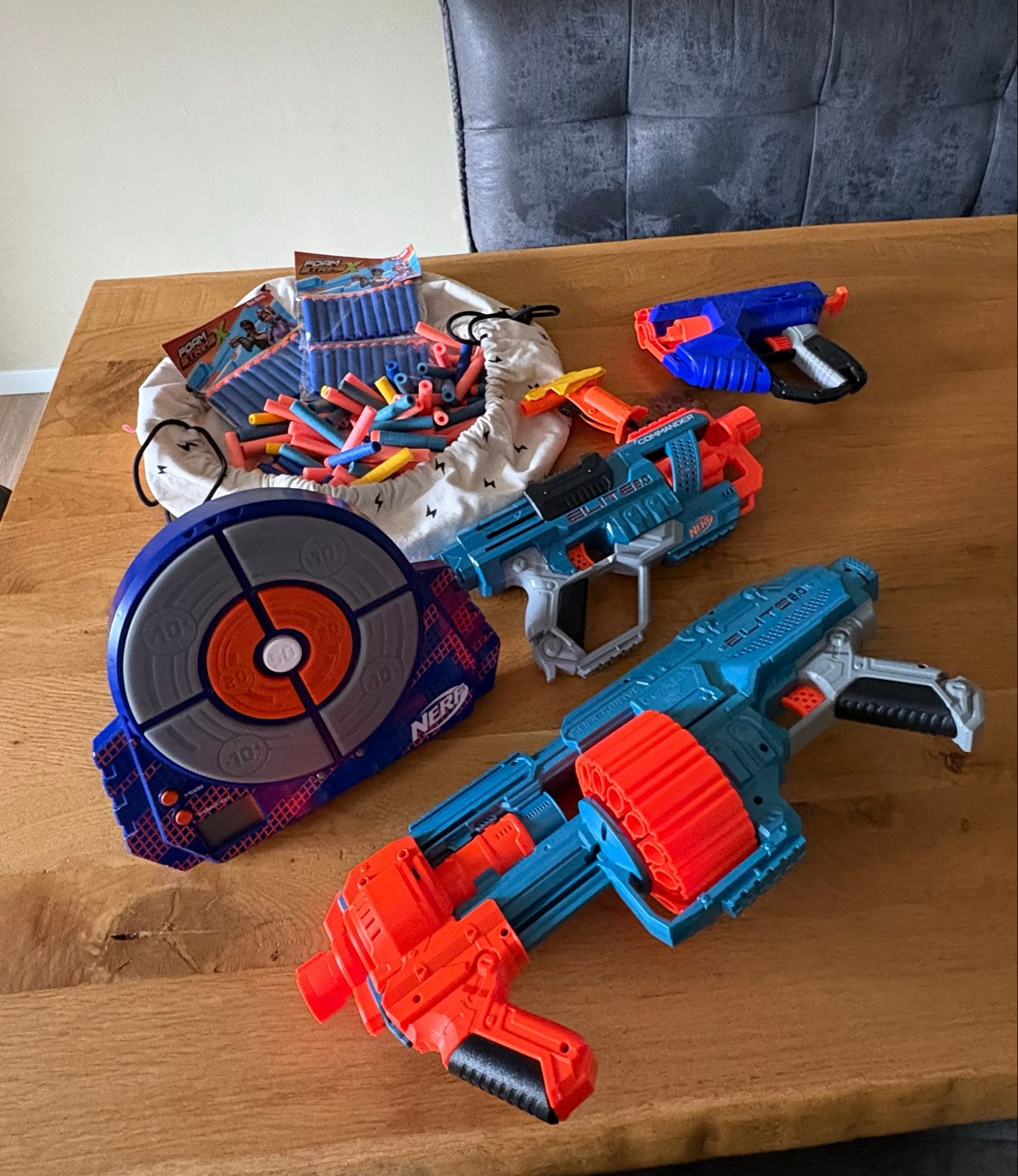 Nerf guns set met doelwit en veel darts, Ophalen, Zo goed als nieuw