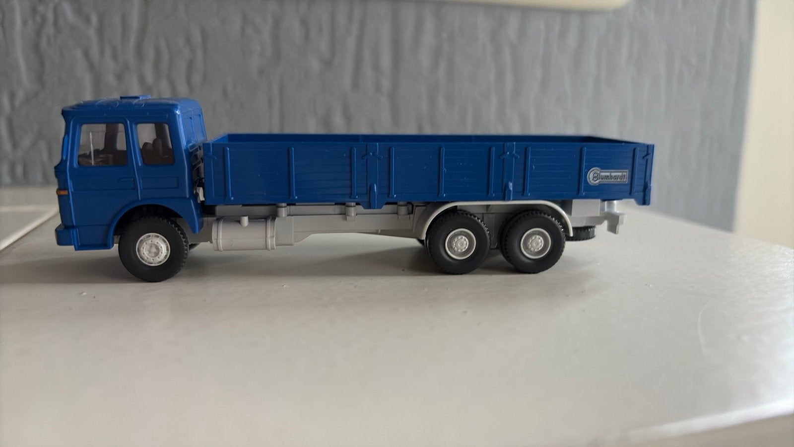 WIKING 043305.HICH FKATBED TRUCK BLUMHARD. HO 1:87, Ophalen of Verzenden, Zo goed als nieuw