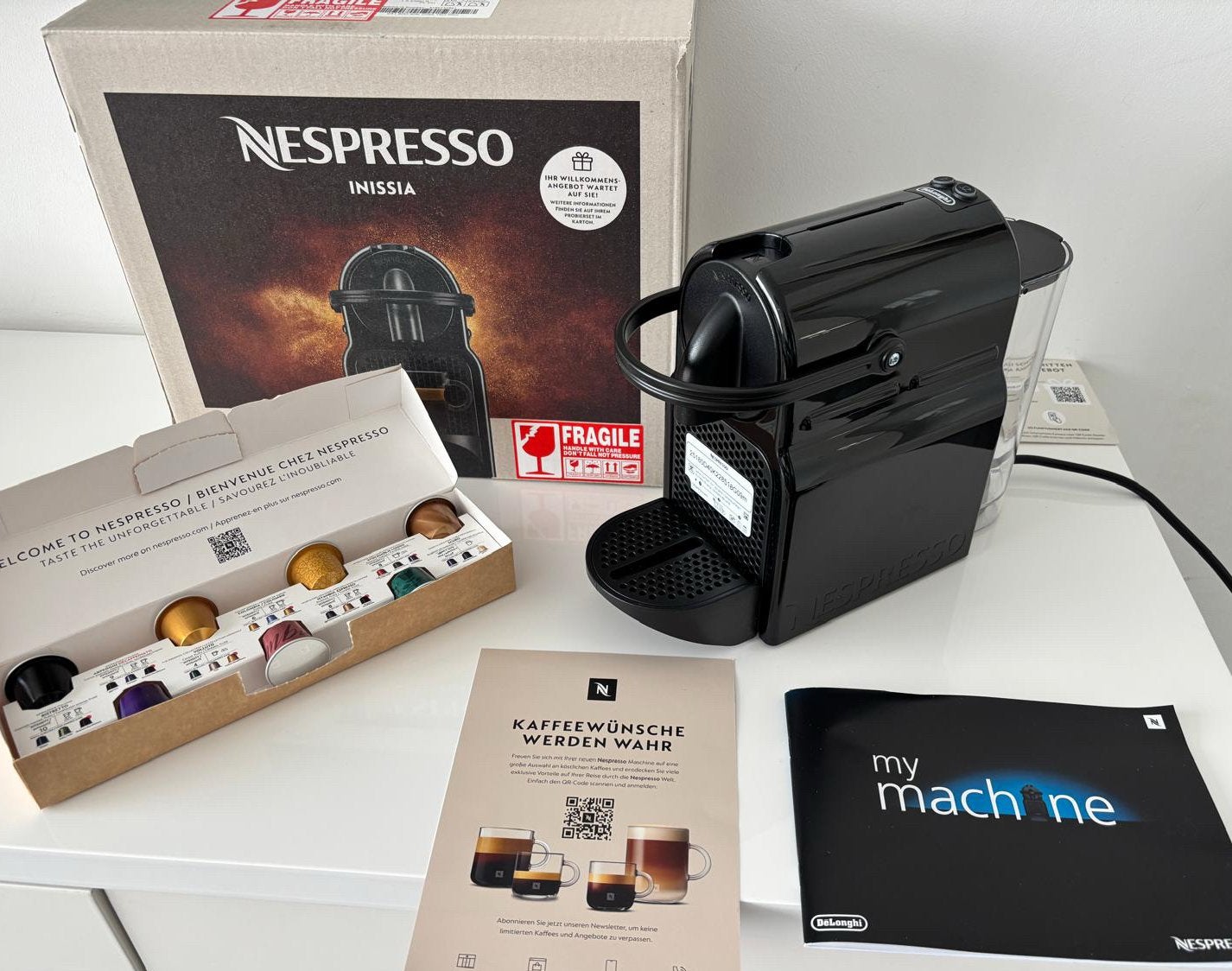 De'Longhi Inissia Nespresso koffiemachine ook ijskoffie New, Ophalen, Koffiepads en cups, Afneembaar waterreservoir, Koffiemachine