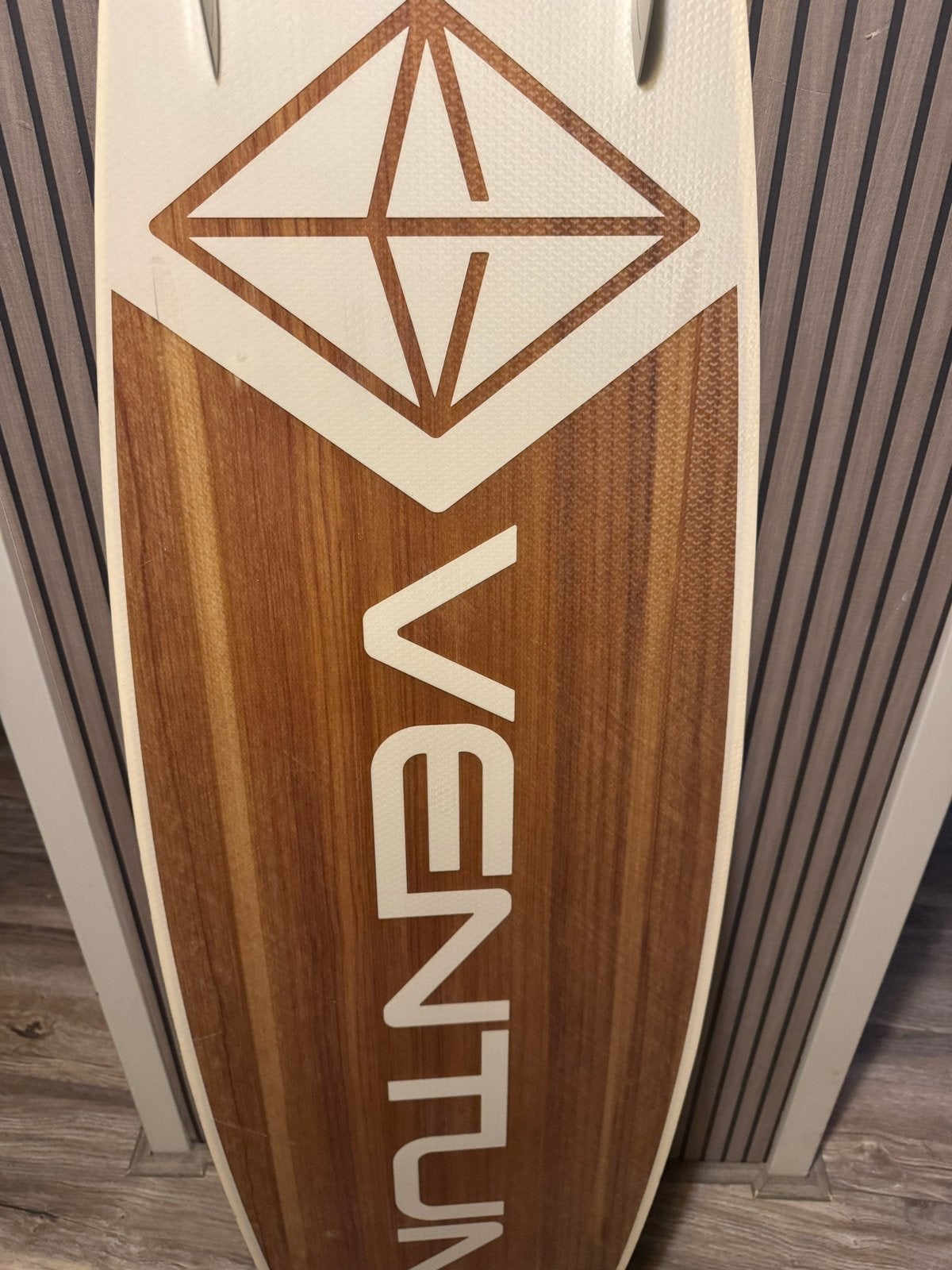 Ventum Karma kiteboard met bindingen, Watersport en Boten, Kitesurfen, Ophalen, Twintip, Kiteboard, Zo goed als nieuw