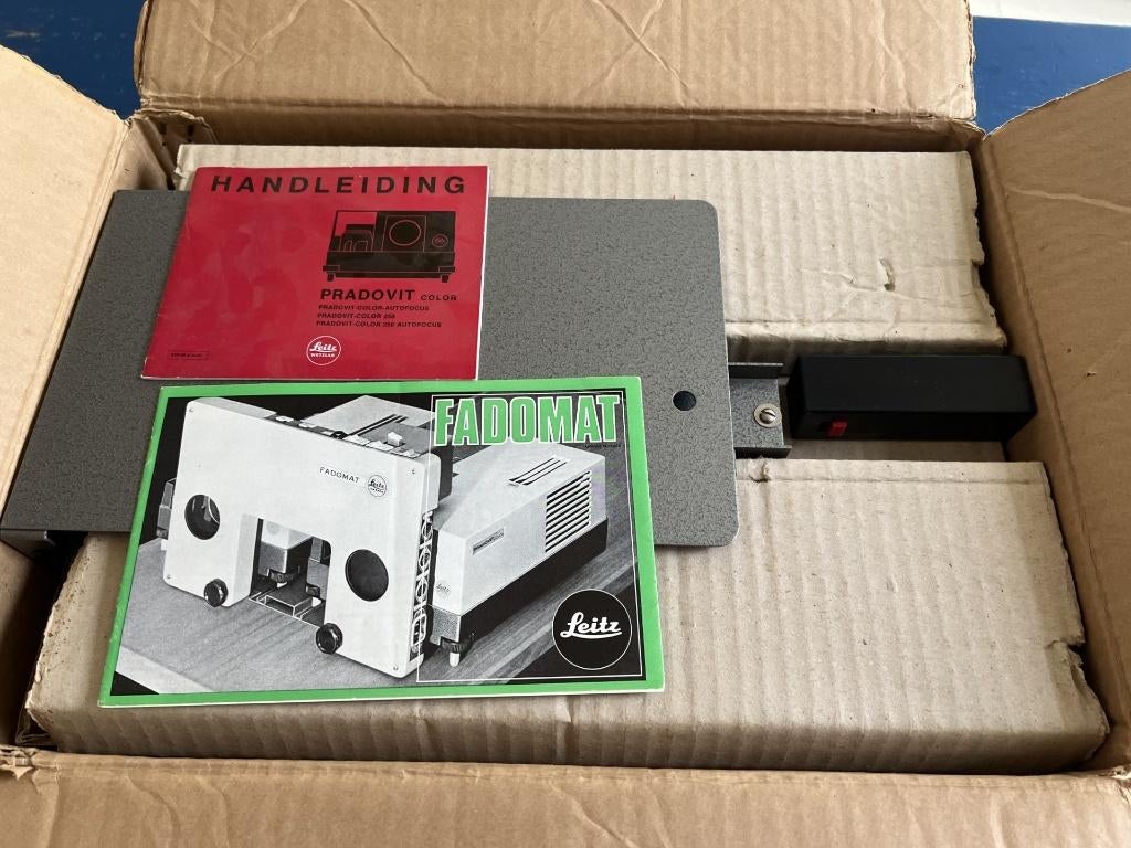 Leitz diaprojector + Fadomat, Audio, Tv en Foto, Diaprojectors, Ophalen of Verzenden, Zo goed als nieuw