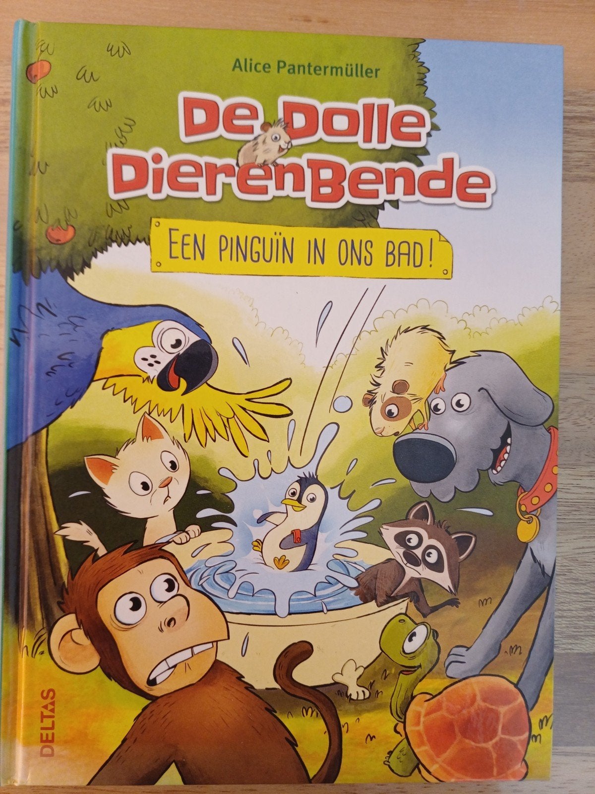 Bijna weer Dierendag  De dolle dierenbende - Een pinguïn in, Boeken, Fictie algemeen, Ophalen of Verzenden, Zo goed als nieuw