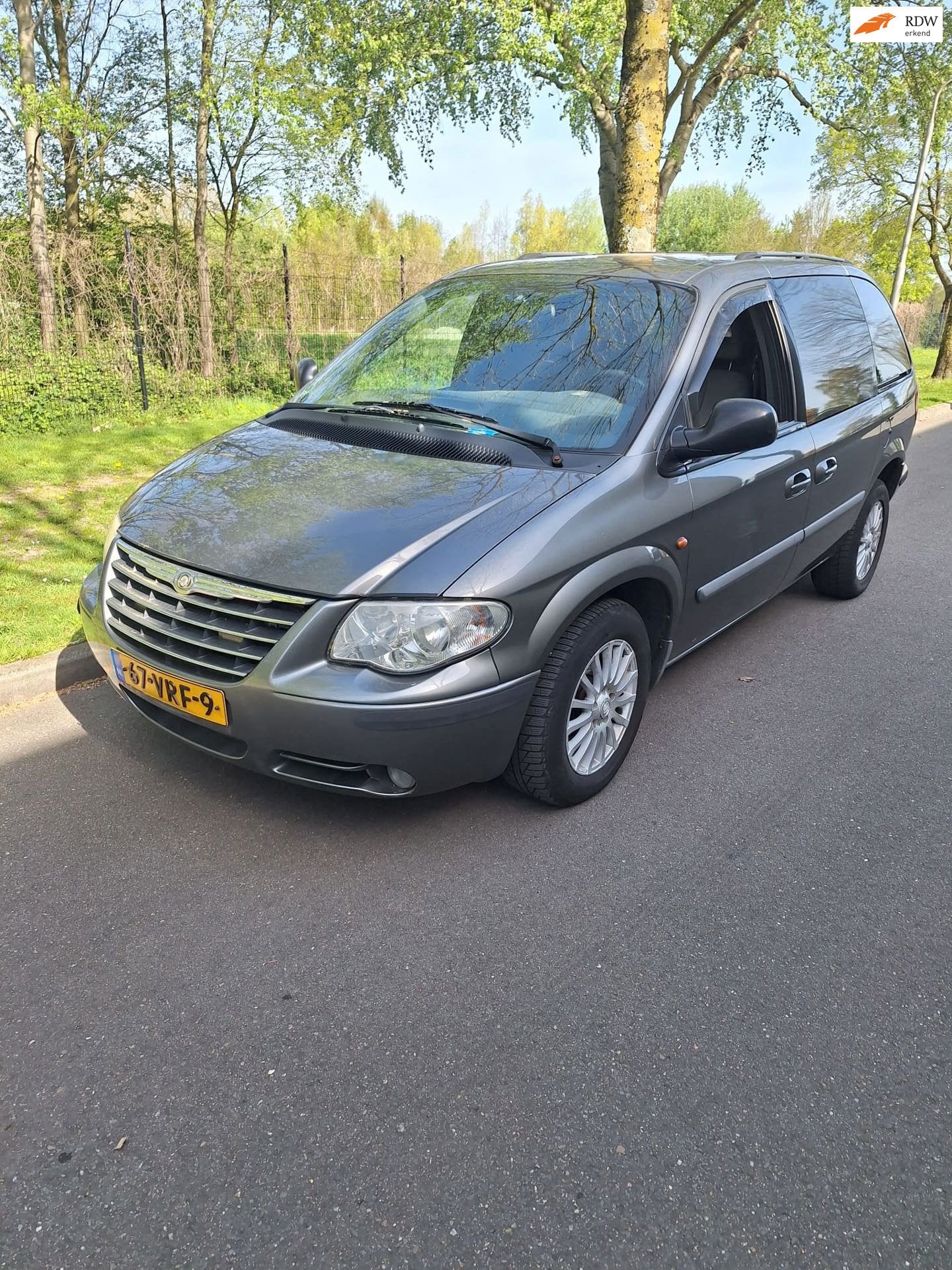 Chrysler Voyager 2.8 CRD SE zo meeneemprijs zonder Apk, Auto's, Gebruikt, 4 cilinders, 150 pk, Bedrijf