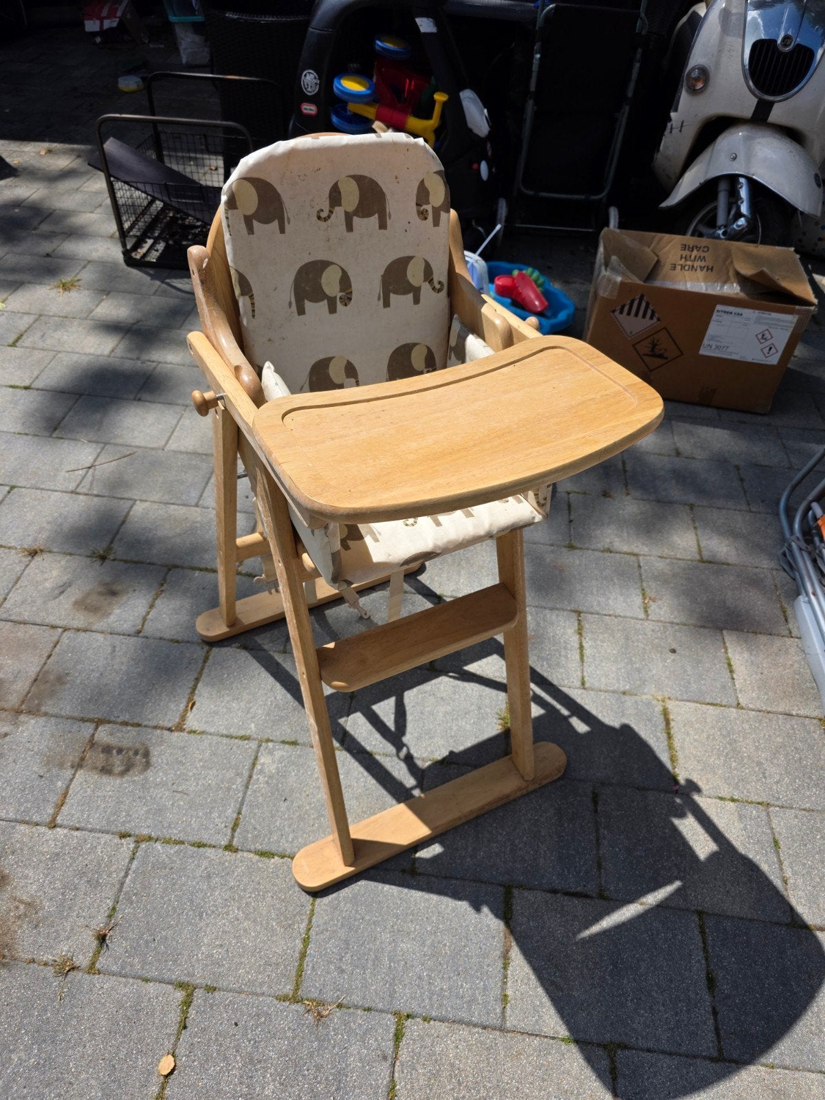 Houten kinderstoel met olifanten kussen en tafelblad, Ophalen, Gebruikt