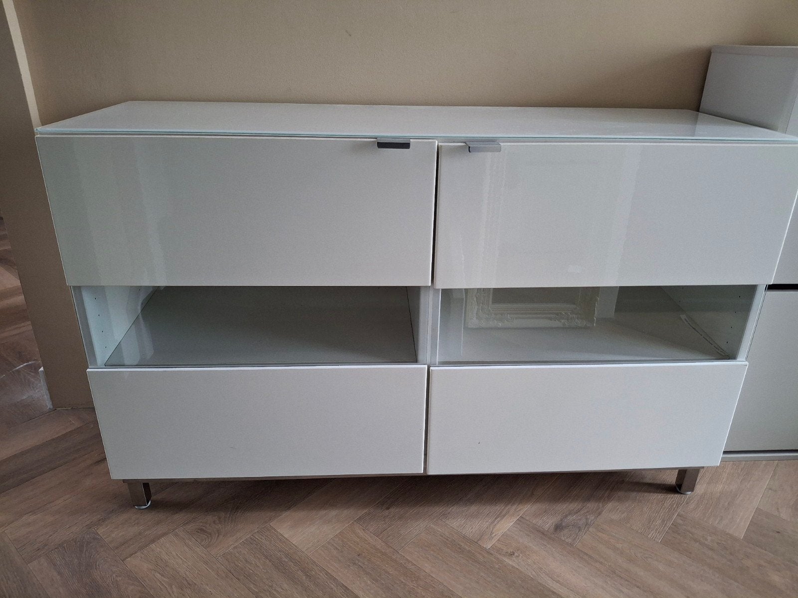 Ikea Besta Wit kastje met glazen accenten, Huis en Inrichting, Kasten | Televisiemeubels, Ophalen, Gebruikt, 100 tot 150 cm, Glas