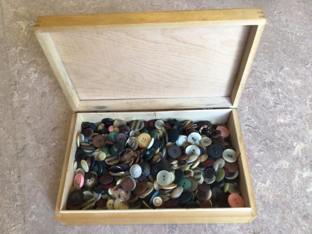 houten doos met knopen - vintage, Ophalen of Verzenden, Zo goed als nieuw, Knoop of Knopen