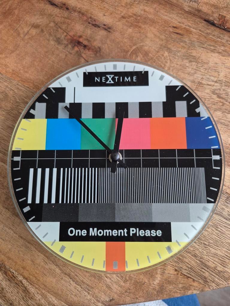 Nextime 'One Moment Please' Tafelklok - TV Testbeeld Design, Ophalen of Verzenden, Zo goed als nieuw, Analoog, Wekker of Tafelklok