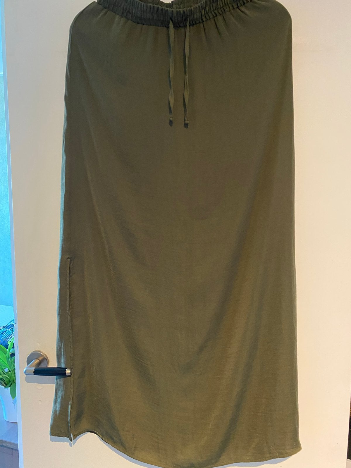 VILA Clothes kaki maxi rok met split, maat S, Kleding | Dames, Rokken, Zo goed als nieuw, Maat 36 (S), Groen, Onder de knie, Ophalen of Verzenden