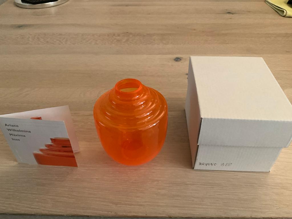 Oranje vaasje, Verzenden