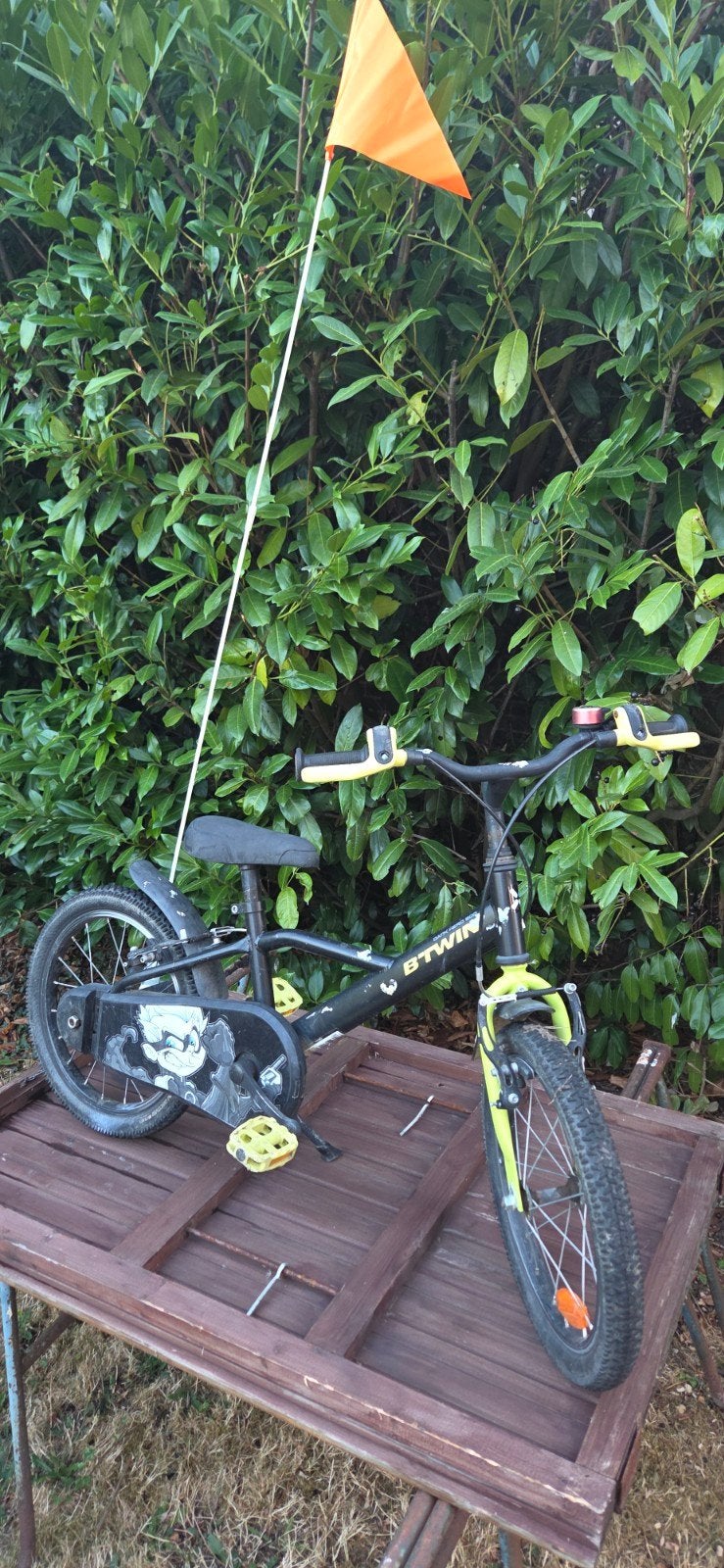 B'Twin kinderfiets 16 inch - Gebruikt dark hero uitvoering, Fietsen en Brommers, Fietsen | Kinderfietsjes, Ophalen, Zijwieltjes