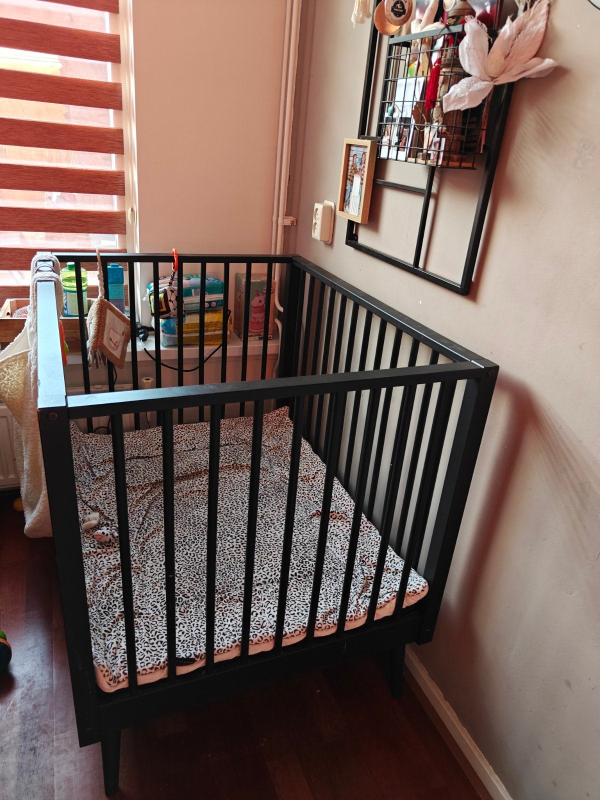 Zwarte houten babybox met verstelbare bodem en boxkleed, Ophalen of Verzenden, Gebruikt