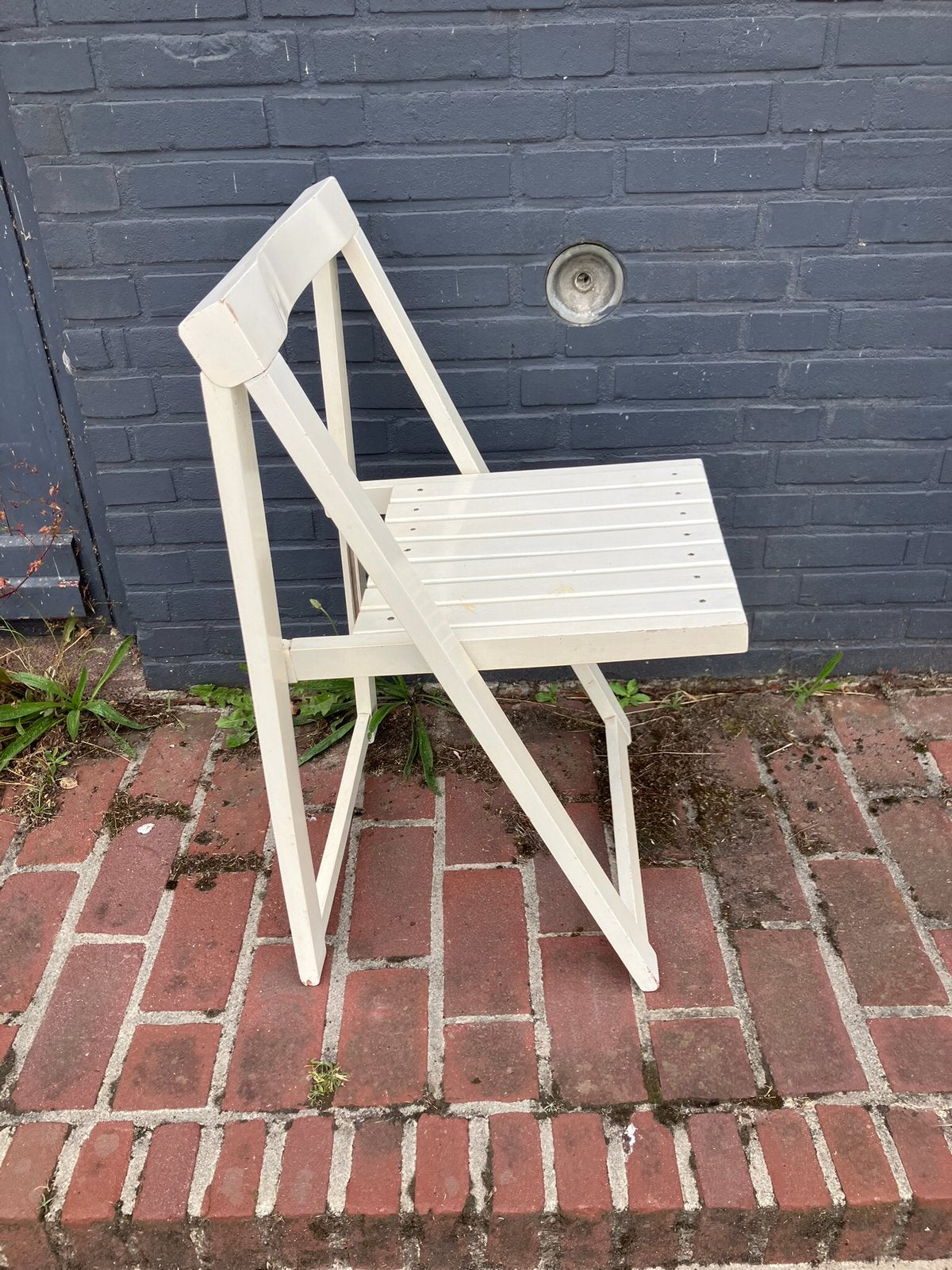 Witte  vintage houten klapstoel. Aldo Jacober, Huis en Inrichting, Stoelen, Ophalen, Zo goed als nieuw, Wit, Eén