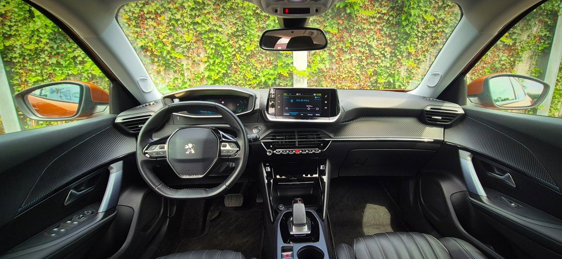 Peugeot E-2008 EV Allure Première 1 fase 50 kWh | SOH 92,3%, Auto's, Automatische klimaatregeling, Gebruikt, Zwart, Overige kleuren