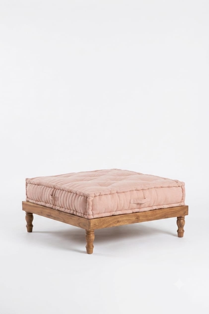 SKLUM Houten Boho Daybed / Poef met Roze Kussen, Huis en Inrichting, Banken | Voetenbanken en Poefen, Ophalen, Vierkant, Zo goed als nieuw