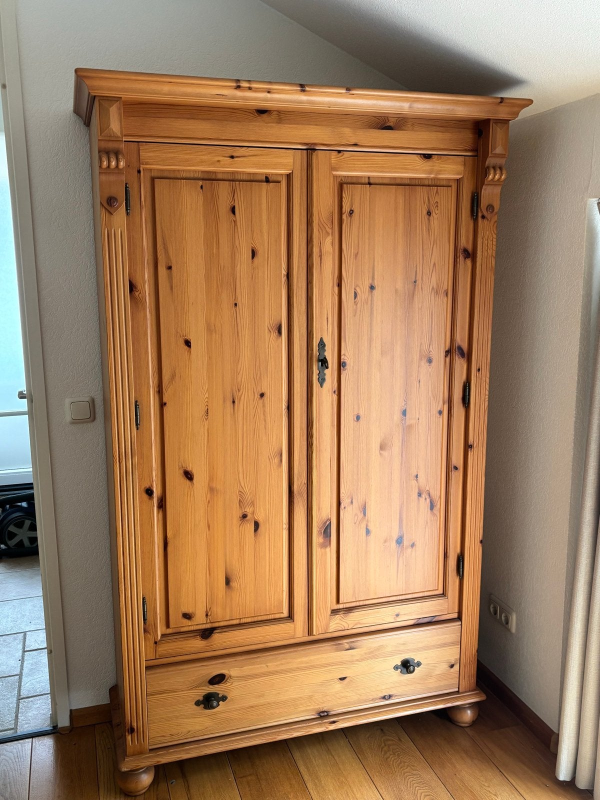 Grenen kast met 4 schappen en lade, incl. slot, Ophalen