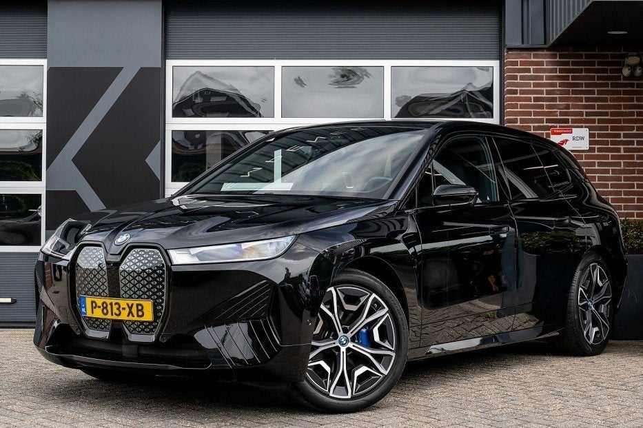 BMW iX xDrive40 Sportpakket | Panorama | 4-Wielbest. | Harma, Automaat, Gebruikt, IX, Zwart
