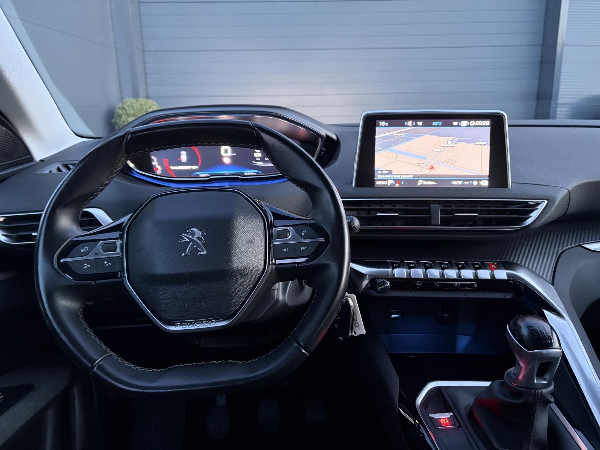 Peugeot 3008 1.2 PureTech Active ✓D-riem vv in 2023✓360, Auto's, Voorwielaandrijving, Dealer onderhouden, Stof, Gebruikt