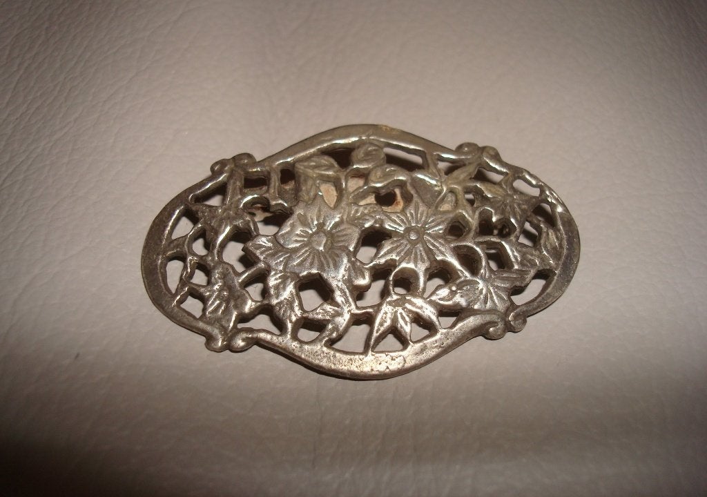 Broche Tin, Overige materialen, 4 tot 7 cm, Ophalen of Verzenden, Zo goed als nieuw