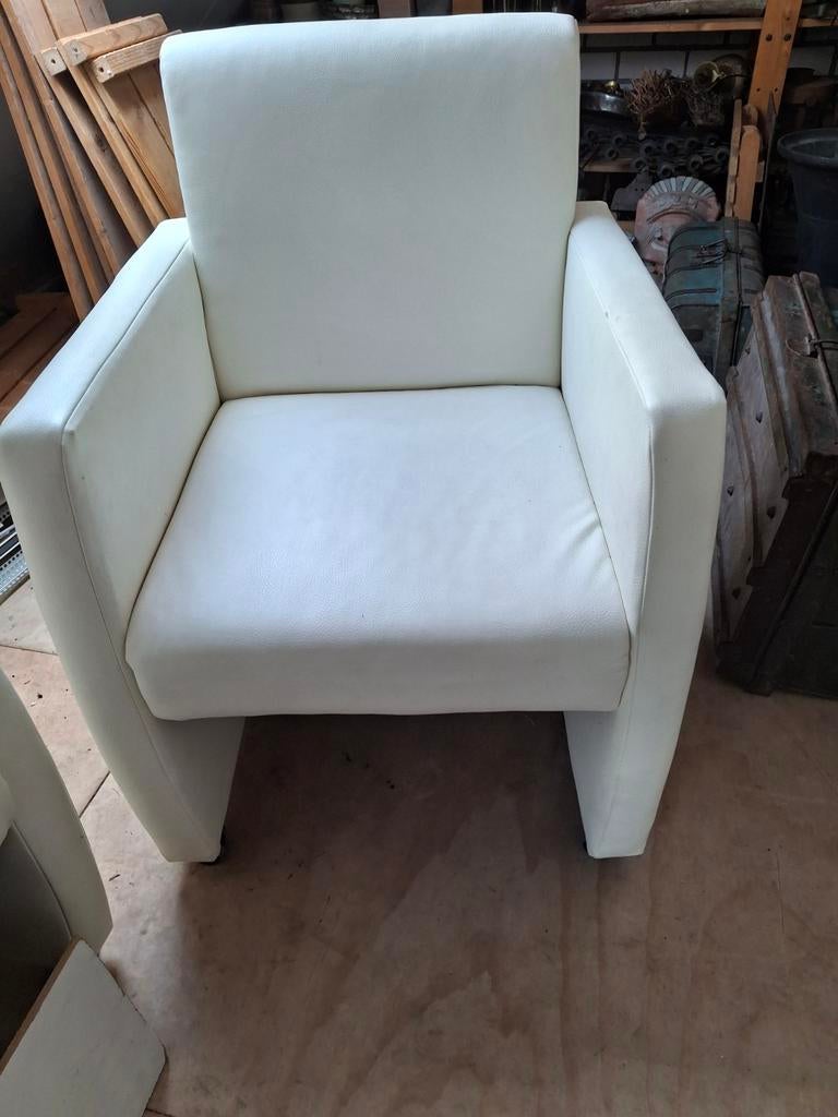 5 witte kunstleren eetkamerstoelen op wieltjes, Eenpersoons, Minder dan 75 cm, Ophalen of Verzenden, Zo goed als nieuw