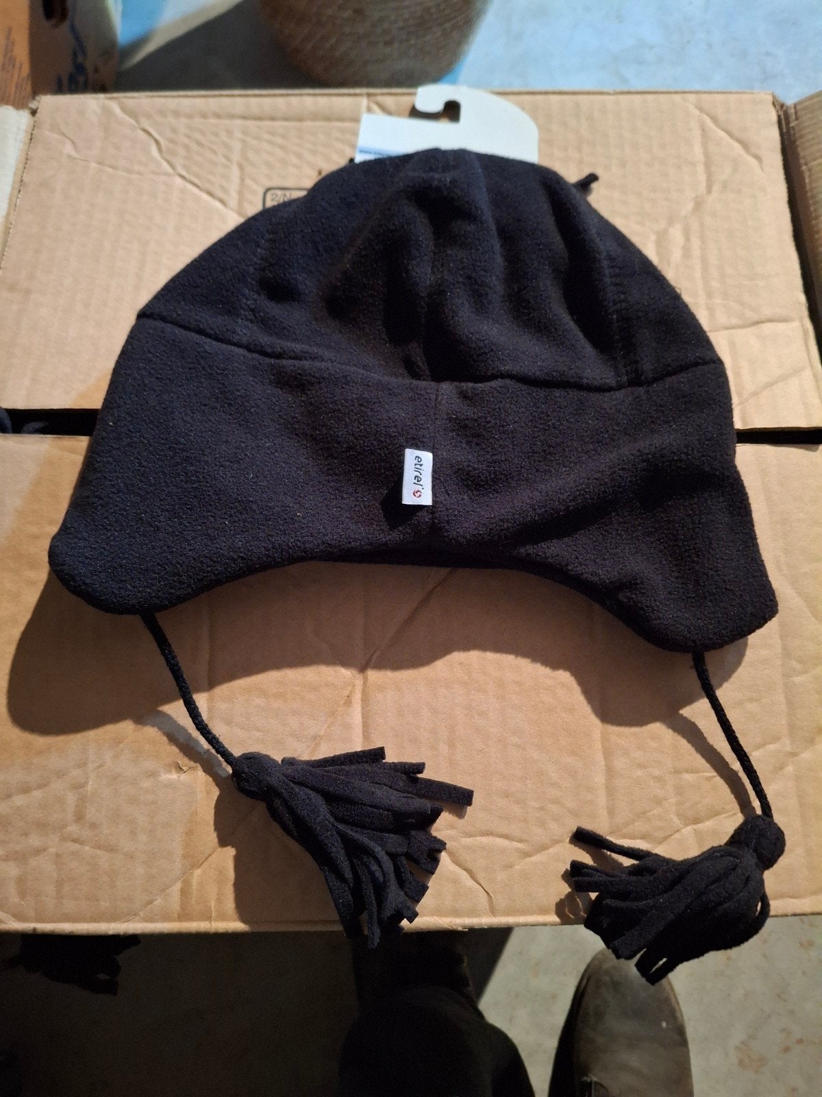 Zwarte Etirel Muts met Kwastjes - Nieuw, Kleding | Dames, Maat 38/40 (M), Nieuw, Ophalen of Verzenden, Muts