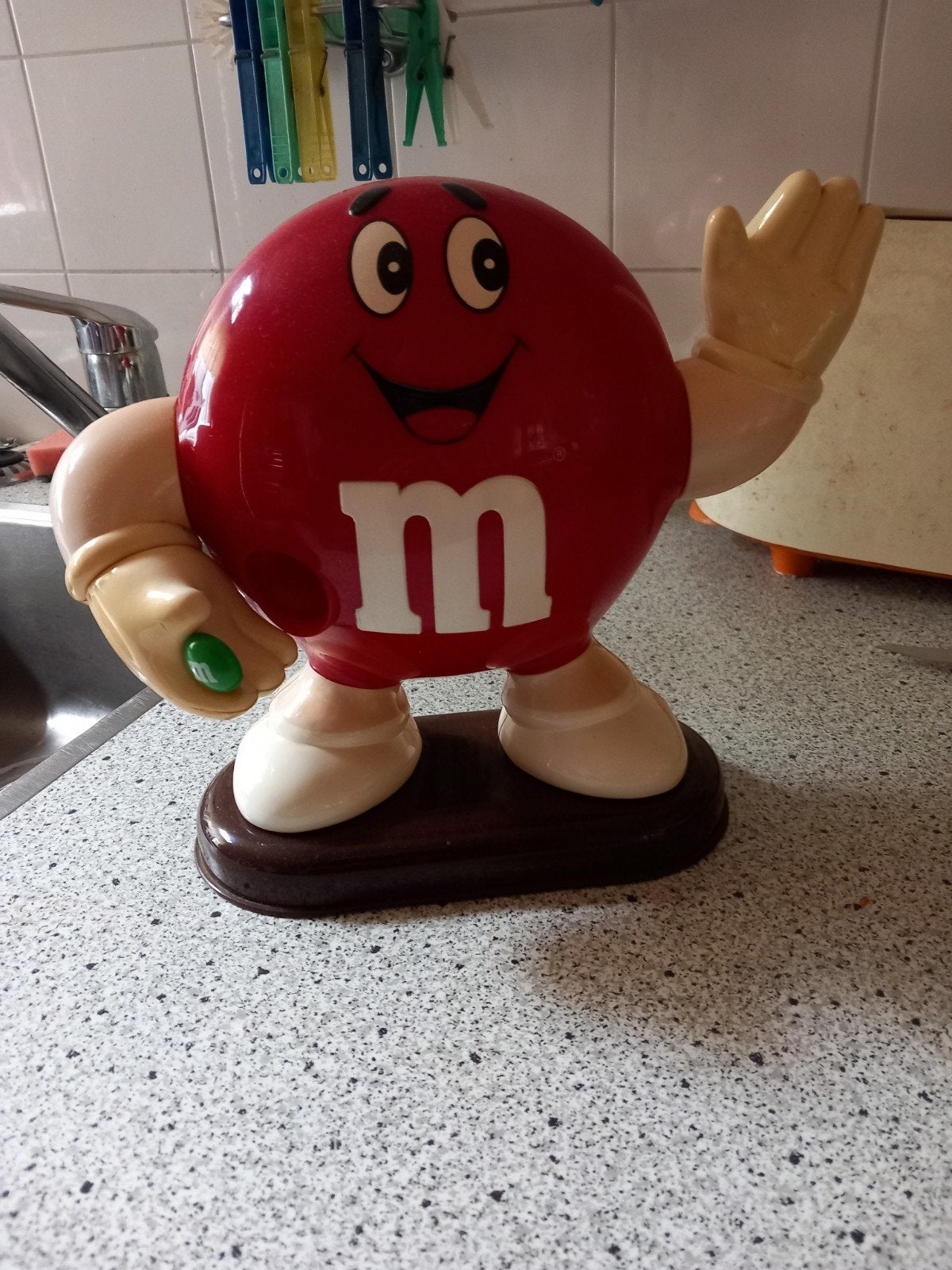 M&M dispencer, Ophalen