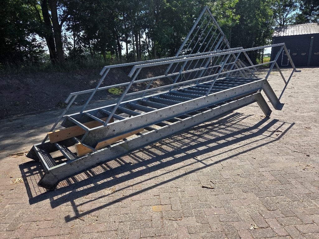 2 x gegalvaniseerde trap met leuning en plateau, Doe-het-zelf en Verbouw, Ladders en Trappen, Ophalen, Gebruikt, Minder dan 2 meter
