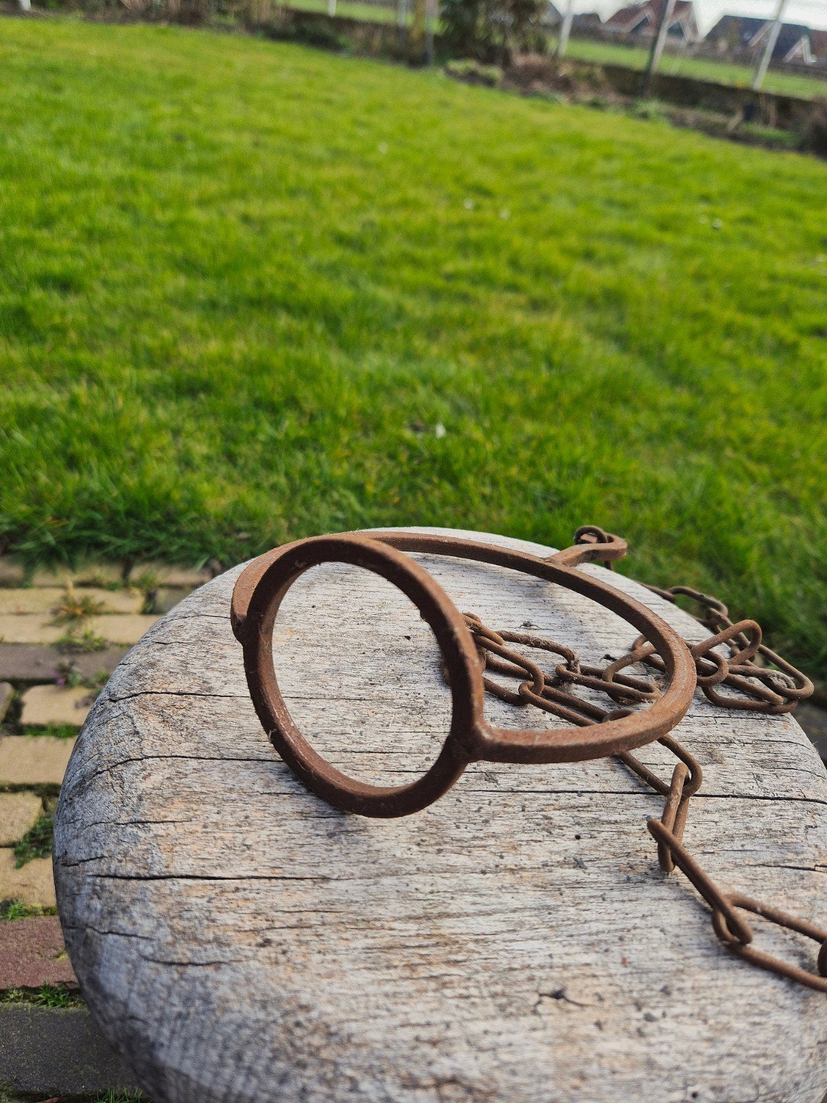 Oude roestige metalen ketting met ring, Ophalen of Verzenden