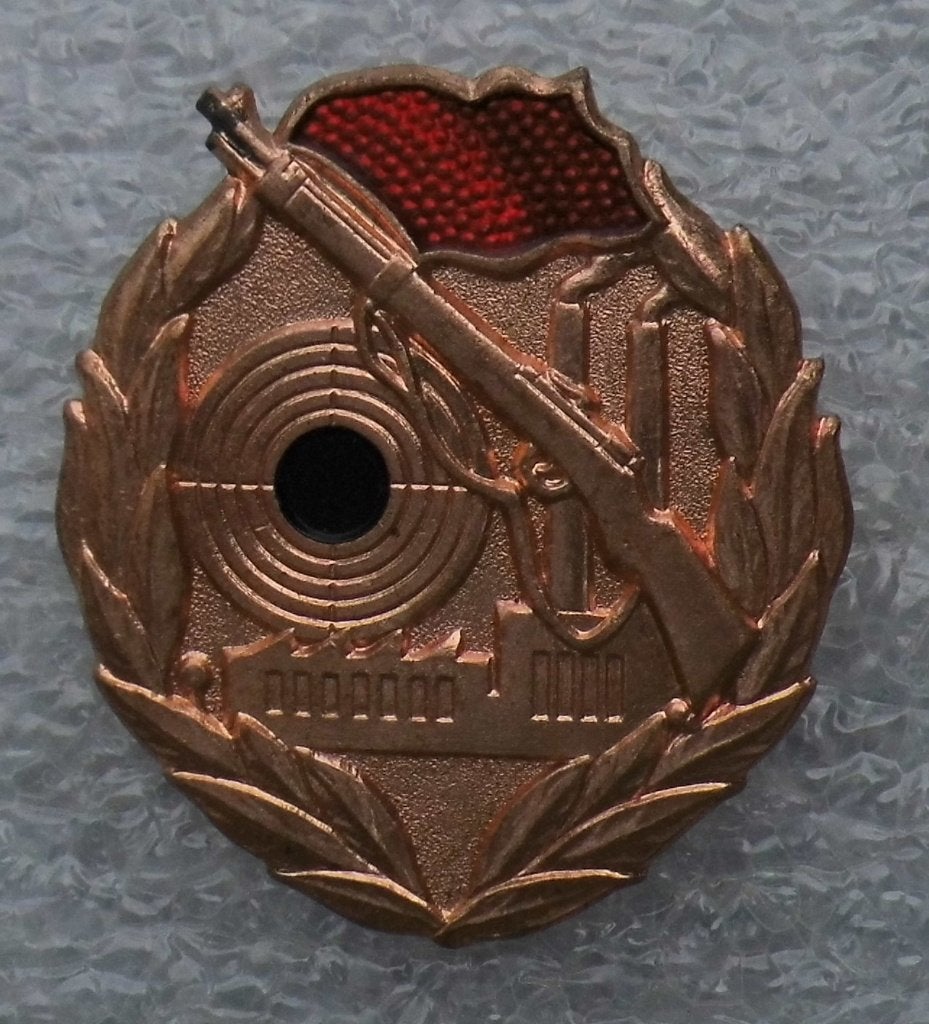 Speld DDR (Oost-Duitsl) - Schützenabzeichen der Kampfgruppen, Verzenden, Overige soorten, Duitsland, Embleem of Badge