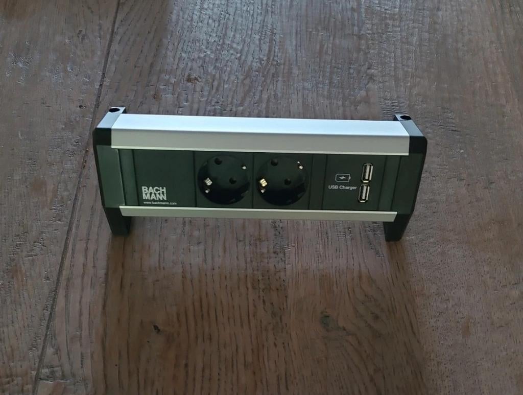 Bachmann stekkerdoos met 2 stopcontacten en 2 USB-laders, Ophalen of Verzenden, Zo goed als nieuw, Stopcontact