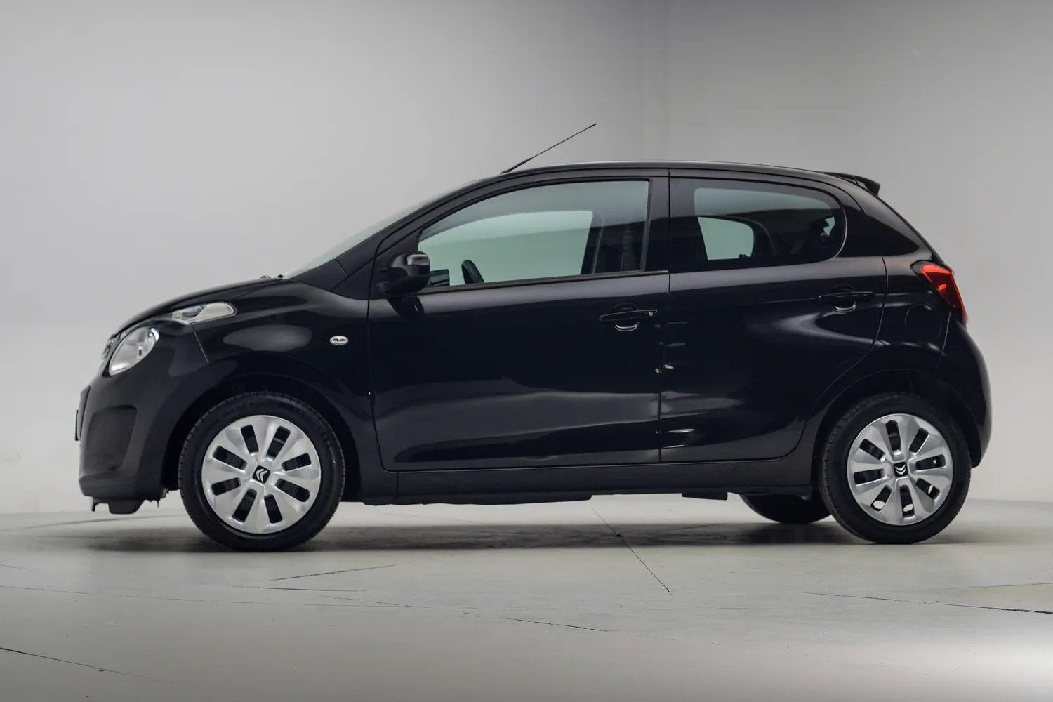 Citroën C1 1.0 VTI Feel [ Airco Bluetooth ] (bj 2021), Auto's, Gebruikt, 4 stoelen, C1, Zwart