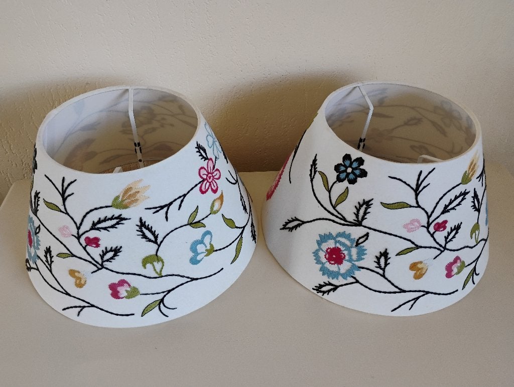 2 x lampenkap, lampekap met borduursel, geborduurd, Ophalen of Verzenden, Zo goed als nieuw, Rond, Tafellamp