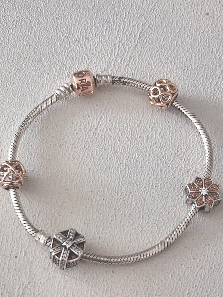 Pandora armband zilver / goud 4 bedels, Ophalen of Verzenden, Zo goed als nieuw, Zilver, Zilver