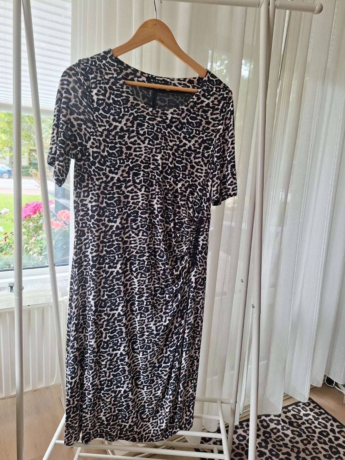 MICHA Getailleerde Panterprint Jurk met Knoopdetails MAAT M, MICHA, Ophalen of Verzenden